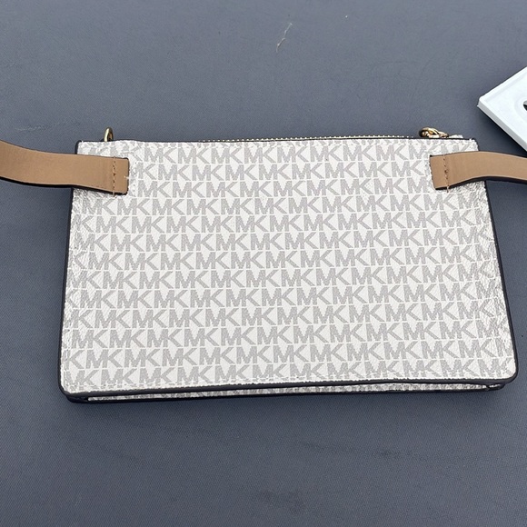 Michael Kors fanny pack, new tags size large - Picture 5 of 7